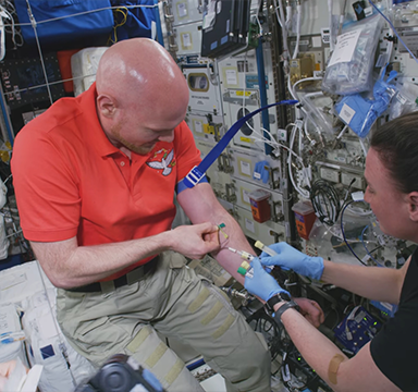 Atronaut Alexander Gerst wird auf der ISS Blut mit dem CBC Classic Venenstauer abgenommen