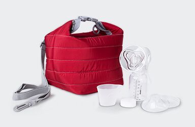 Red transport bag with cooling function, next to it are a manual breast pump, soft insert and babyfeed